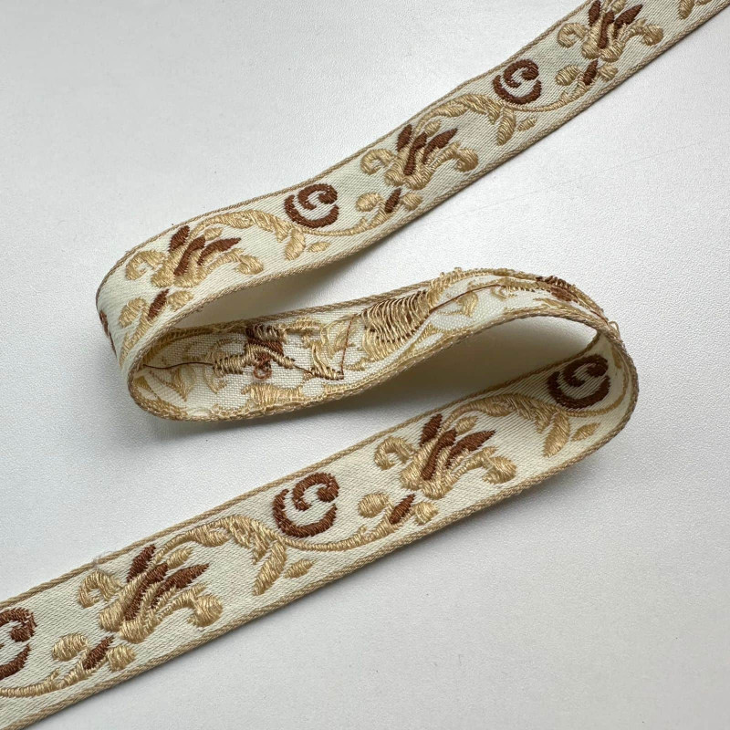 Fita Galão Boho - Bordada - Crú / Nude / Marrom - 2,3cm - 612 Fita Galão Boho - Bordada - Crú / Nude / Marrom - 2,3cm - 612
