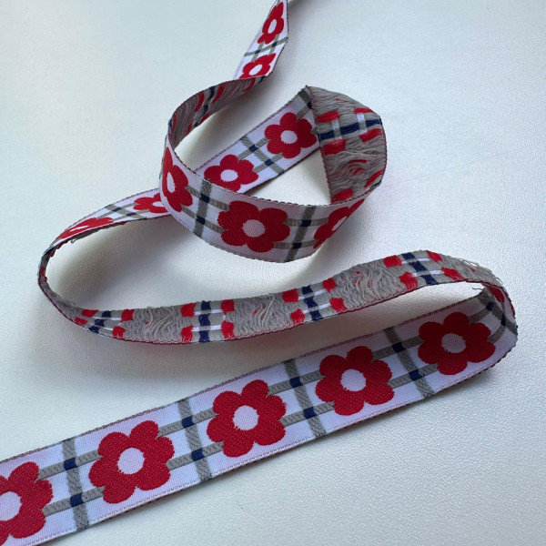 Fita Galão Bordada - Flor - Base Off - 1,8cm - 648 Fita Galão Bordada - Flor - Base Off - 1,8cm - 648