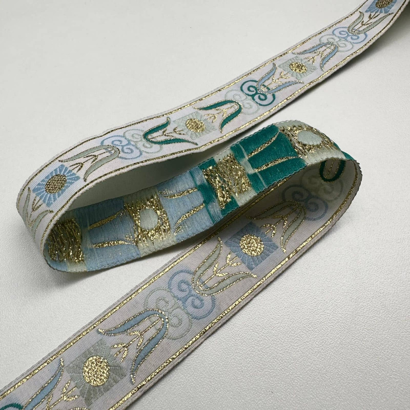 Fita Galão Bordada - Ponto Russo - Esmeralda / Dourado - 2,5cm - 665 Fita Galão Bordada - Ponto Russo - Esmeralda / Dourado - 2,5cm - 665