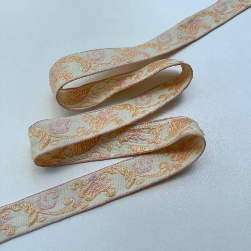 Fita Galão Boho - Bordada - Crú / Pêssego / Rosé - 2,3cm - 674 Fita Galão Boho - Bordada - Crú / Pêssego / Rosé - 2,3cm - 674