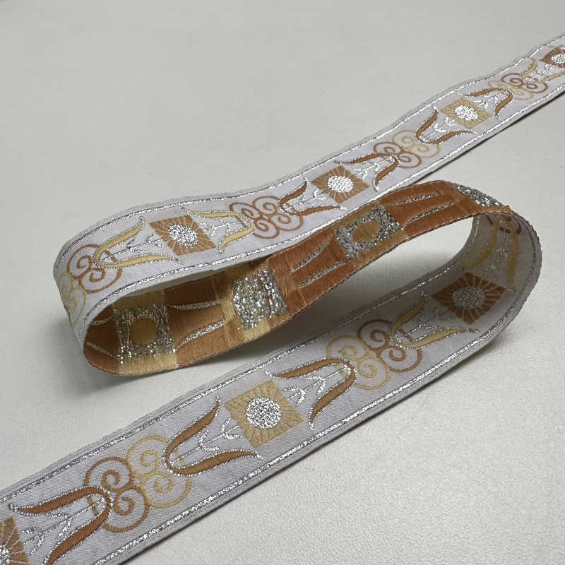 Fita Galão Bordada - Ponto Russo - Camel / Prata - 2,5cm - 666 Fita Galão Bordada - Ponto Russo - Camel / Prata - 2,5cm - 666