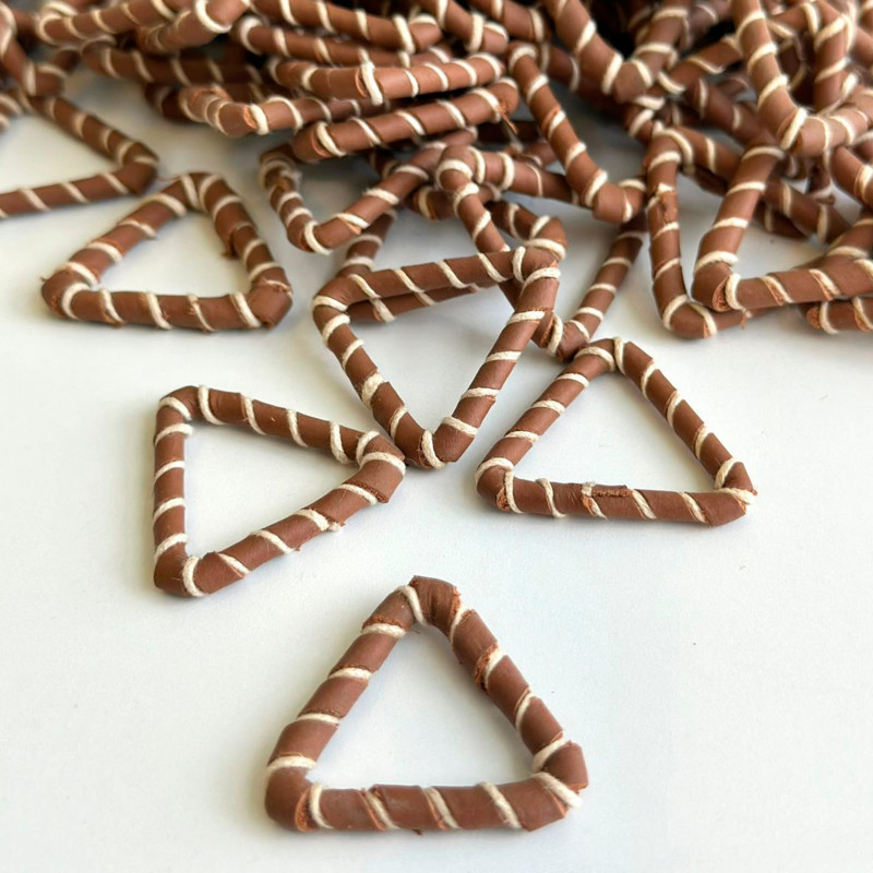 Acessório Boho em Couro Triângulo - 240 Acessório Boho em Couro Triângulo - 240