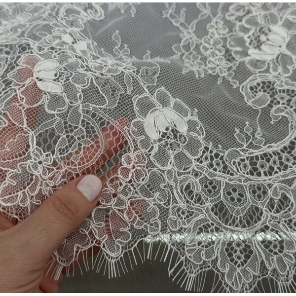 Último Corte - 60cm - Renda Chantilly Francesa com Soutache - Off White Último Corte - 60cm - Renda Chantilly Francesa com Soutache - Off White
